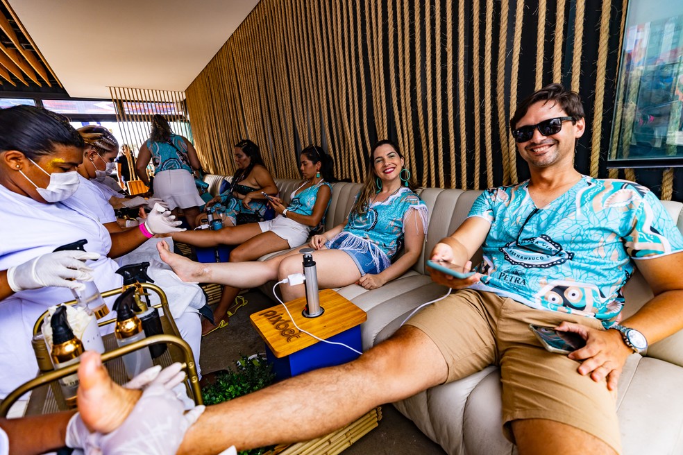 Camarotes oferecem serviços de beleza e bem-estar aos foliões durante a maratona de shows — Foto: Kaio Cads/Divulgação