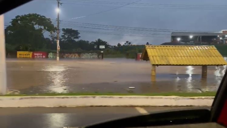 Chuva volta a alagar ruas e causa transtornos em bairros de Rio Branco