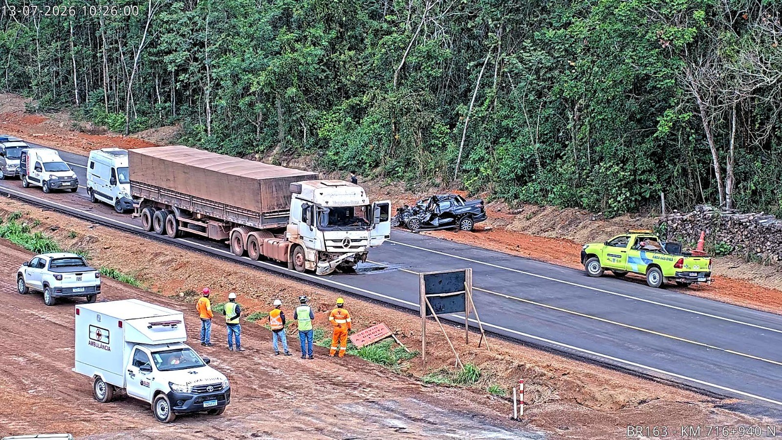 VÍDEO: batida entre carreta e carro deixa dois mortos e interdita BR-163 em MT