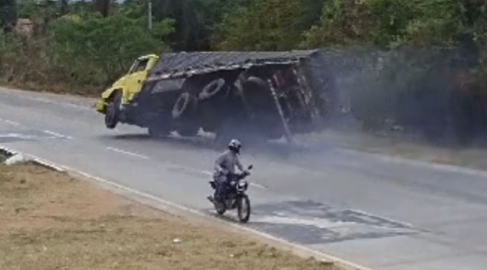 Motociclista consegue ver o caminhão e faz o desvio. Acidente ocorreu no Crato. — Foto: Reprodução/TV Verdes Mares