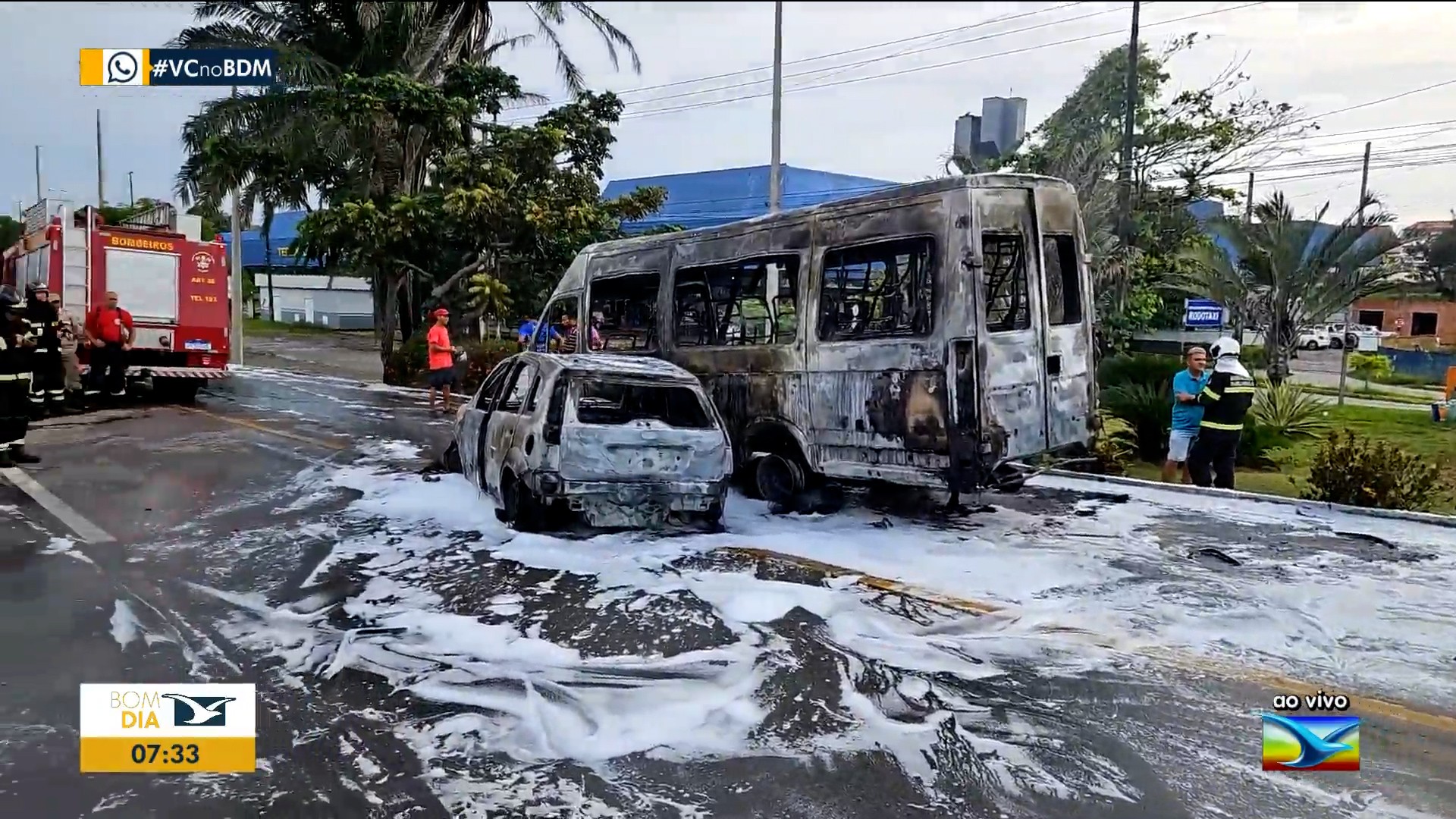 Carro colide com van e os dois veculos pegam fogo na avenida dos Franceses, em So Lus