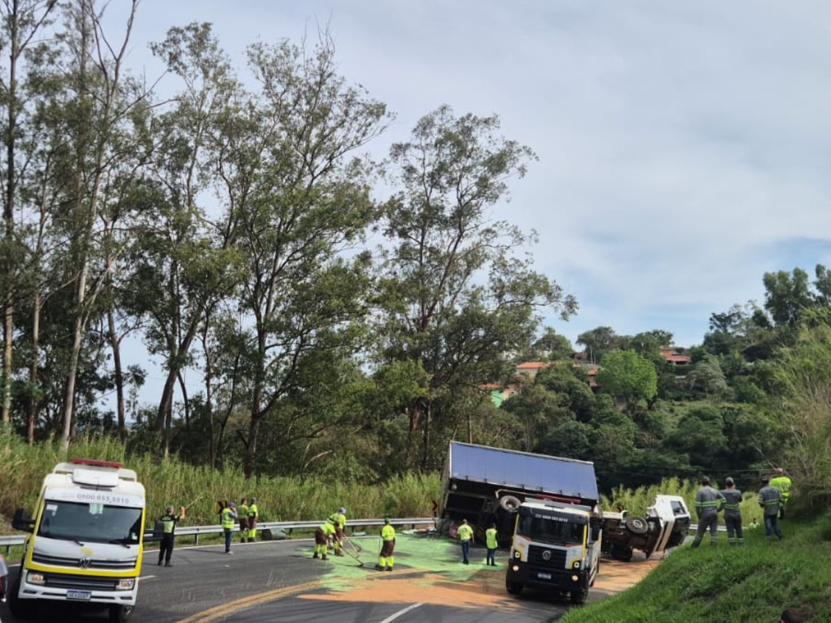 Caminhão tomba e bloqueia rodovia que liga Amparo a Serra Negra