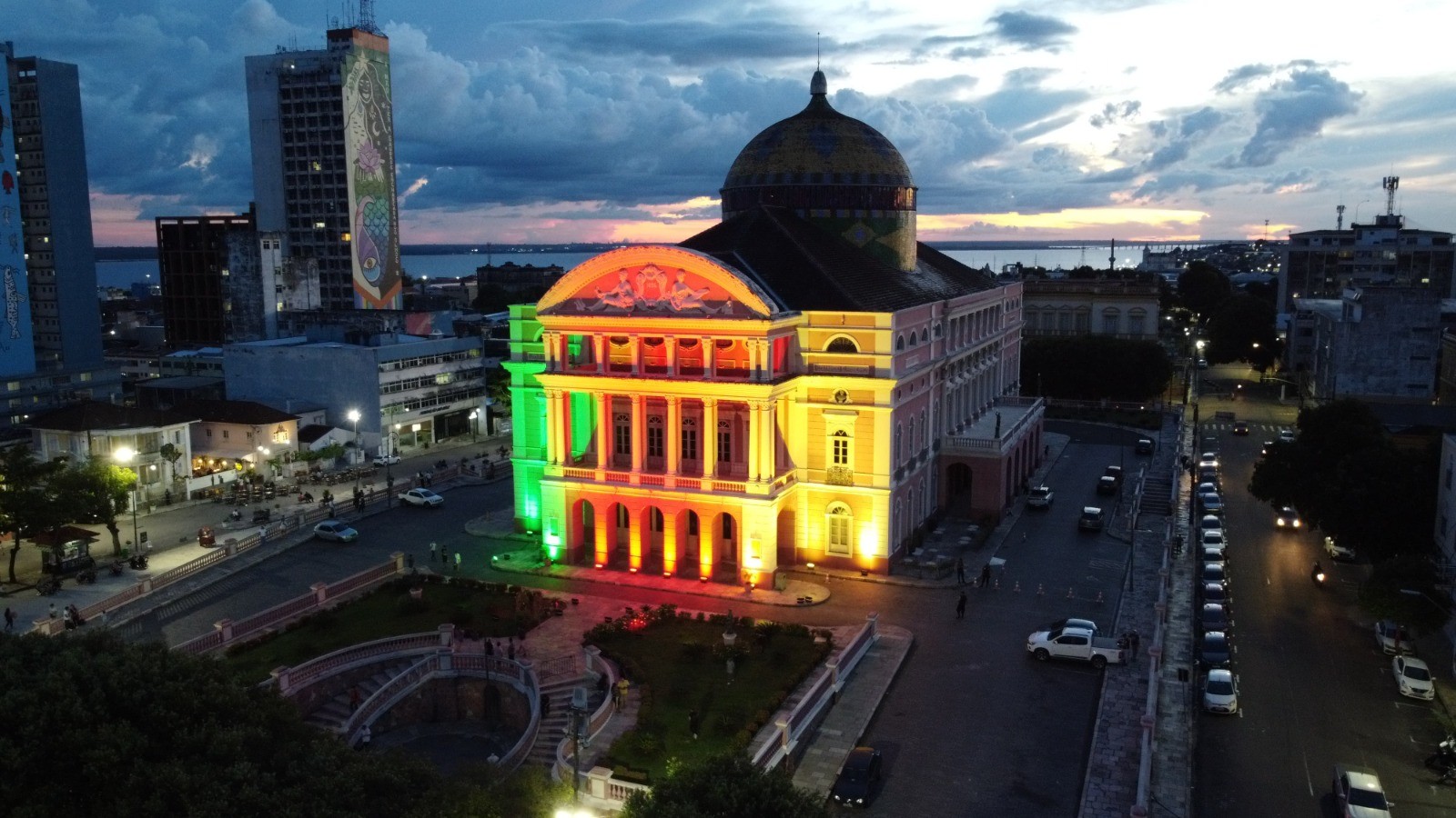 Teatro Amazonas é iluminado com as cores da bandeira do Rio Grande do Sul