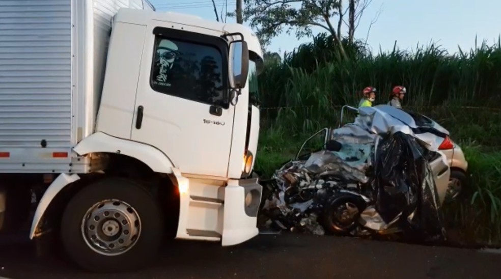 Batida frontal entre carros é registrada na BR-277 em Cascavel