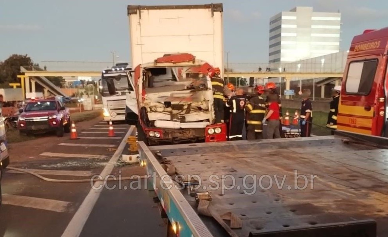 Acidente deixa caminhoneiro preso às ferragens e interdita a Rodovia Washington Luís 
