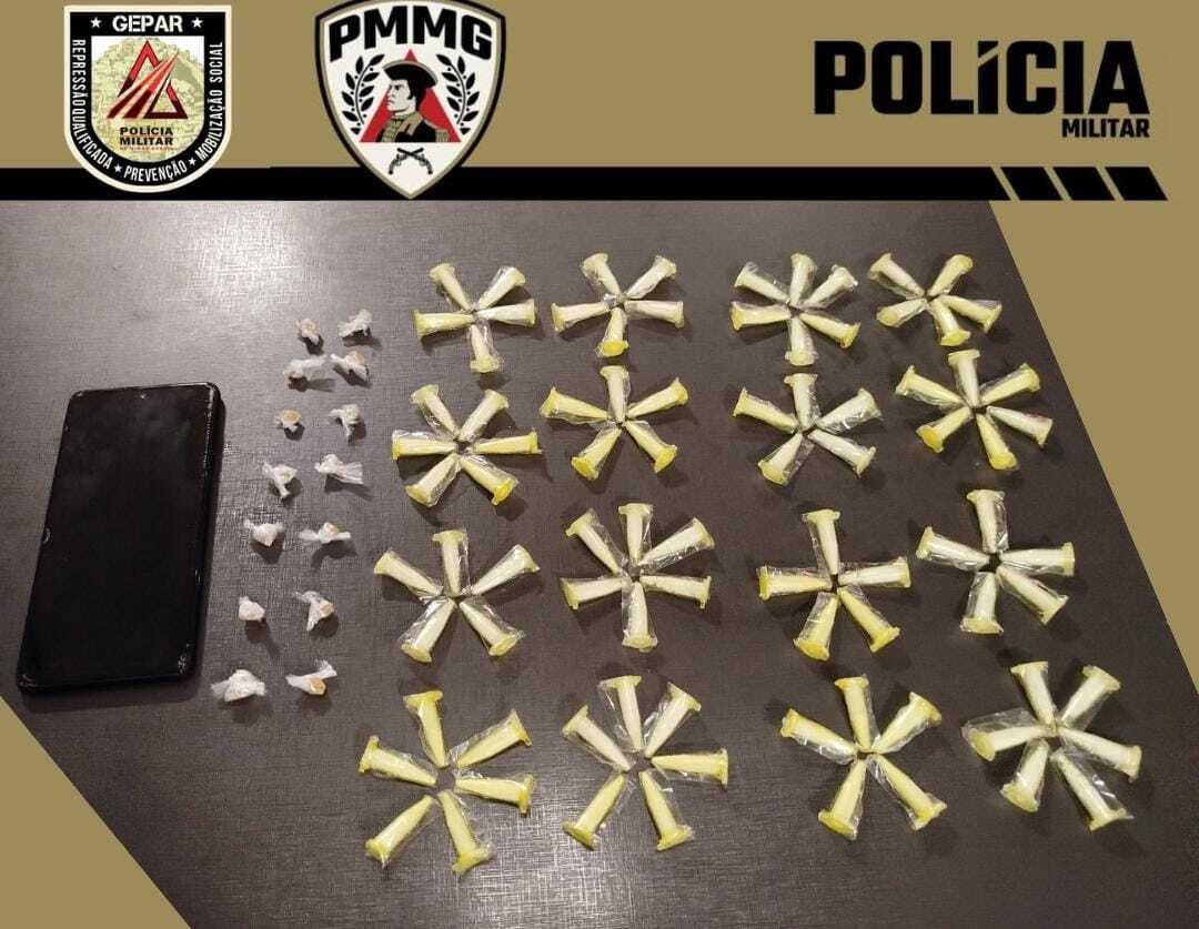 Porções de cocaína e crack são apreendidas após PM perceber alerta de olheiro do tráfico