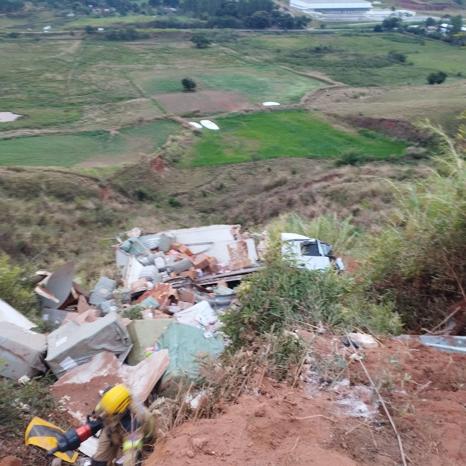 Criança fica presa às ferragens após caminhão tombar em serra da BR-116
