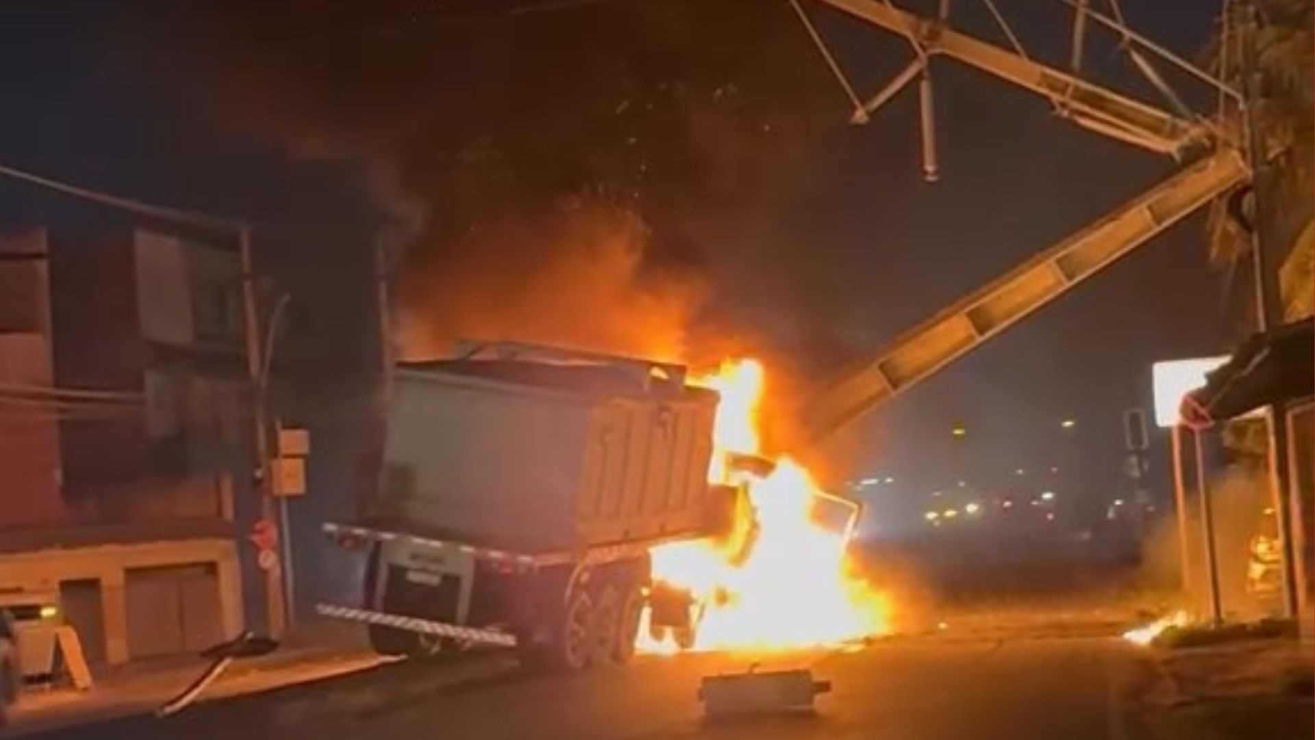 VÍDEO: caminhão pega fogo em acidente com poste de alta tensão em Vila Velha