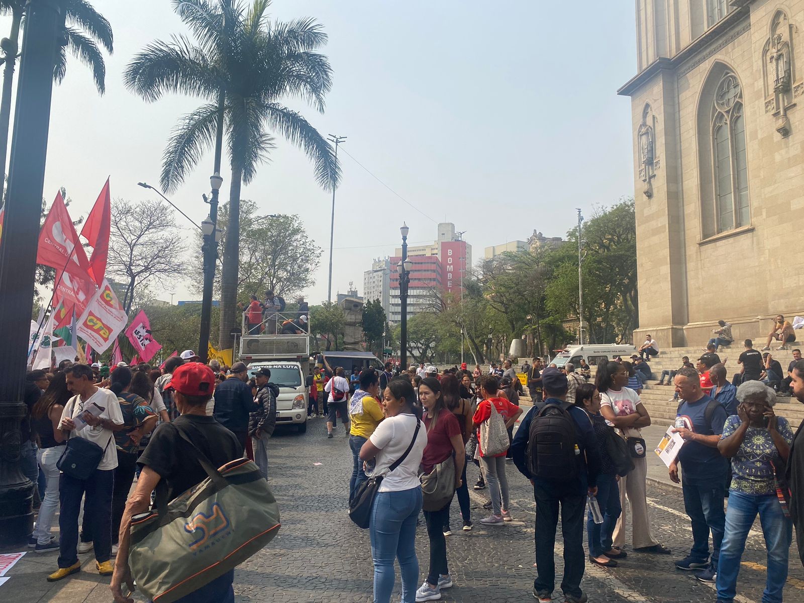 Manifestantes protestam contra fome e distribuem alimentos a moradores de rua no 'Grito dos Excluídos' no Centro de SP