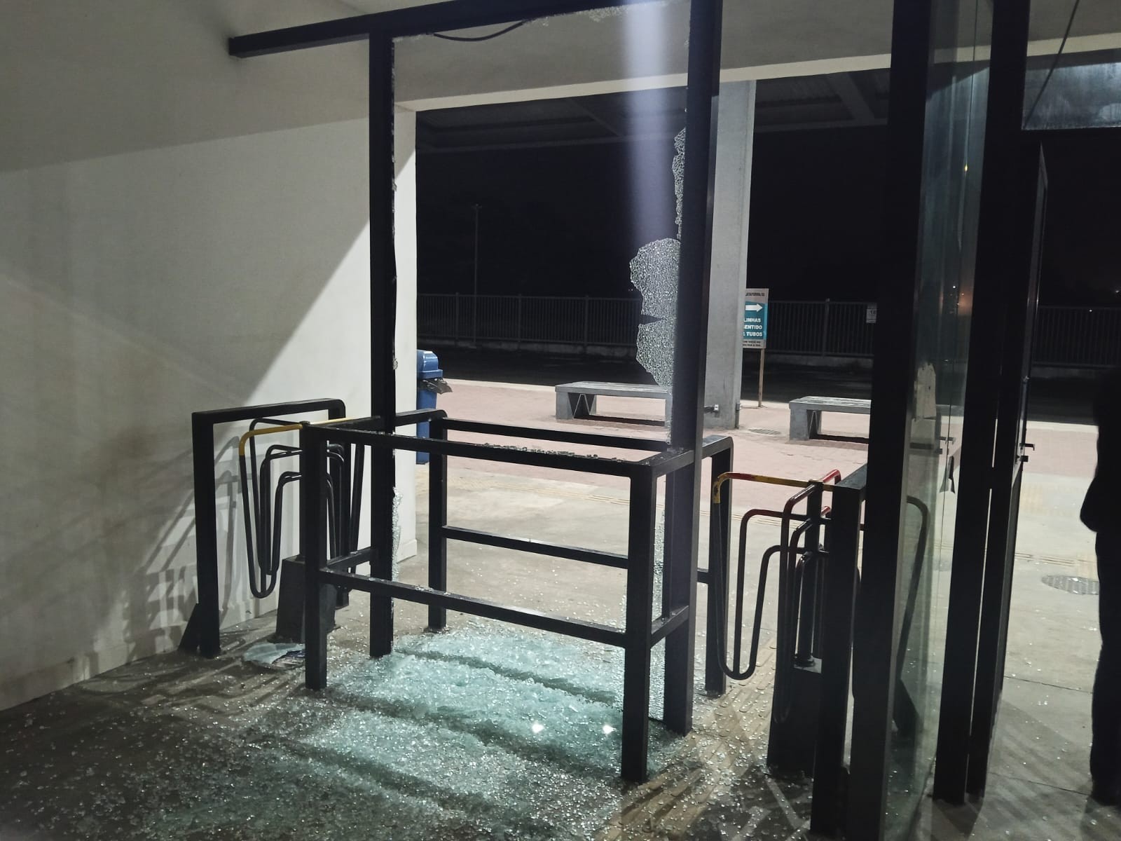 Vídeo mostra atos de vandalismo no Terminal Cehab em Macaé