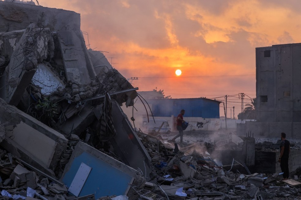 Prédio destruído é visto na Faixa de Gaza após retaliação de Israel, em 8 de outubro de 2023 — Foto: Mohammed Abed/AFP