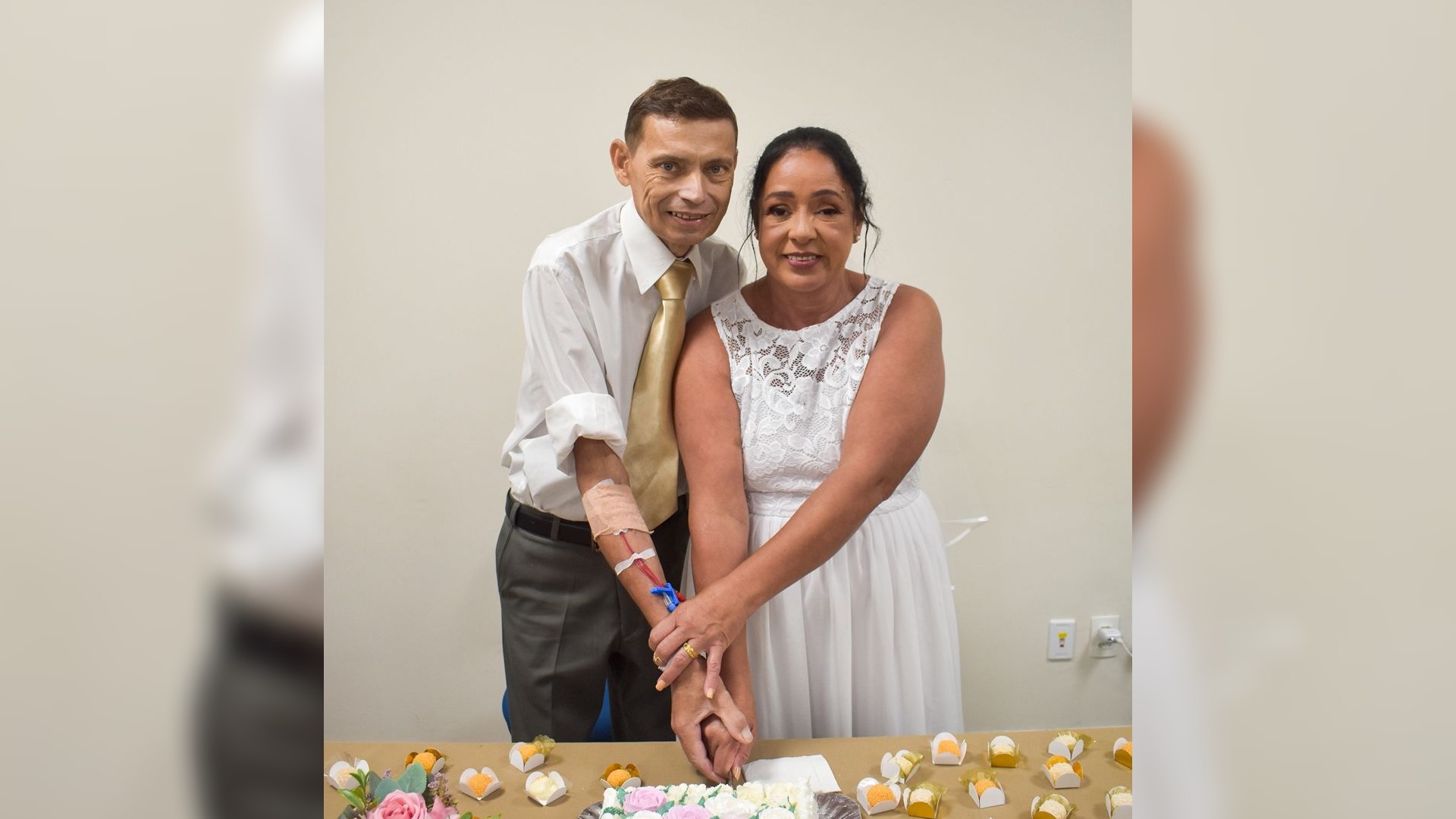 Paciente com câncer terminal se casa com companheira em capela de hospital: 'É a pessoa que eu sempre quis', diz noiva