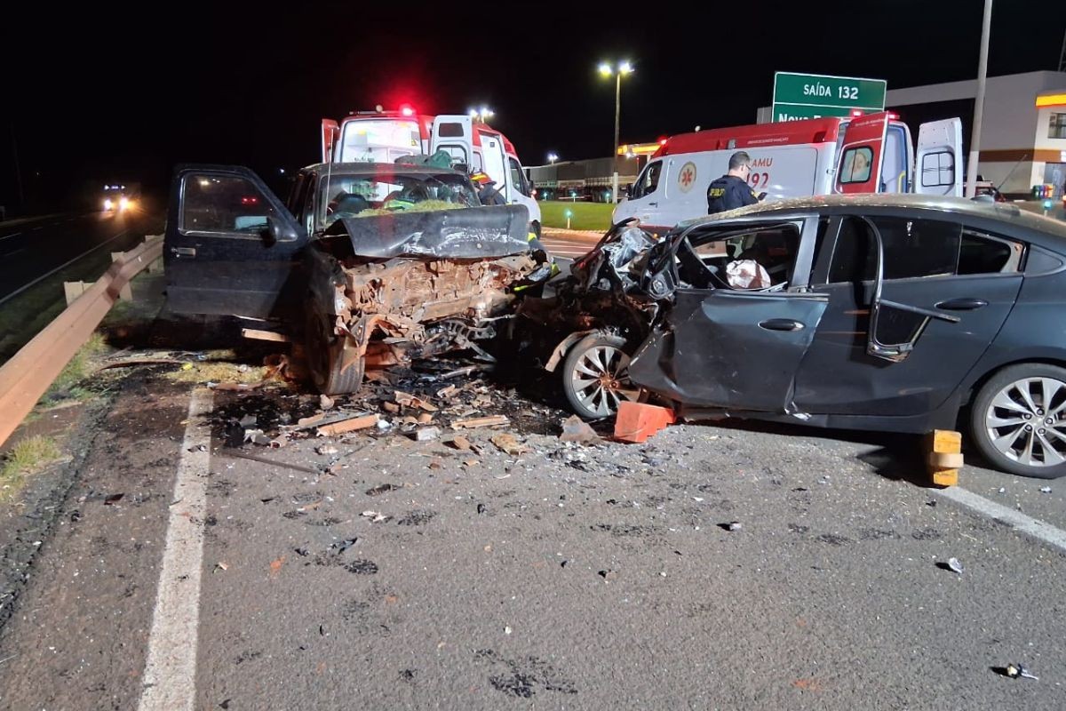 Motorista morre após carro ser atingido por caminhonete que vinha na contramão na BR-376, no Paraná