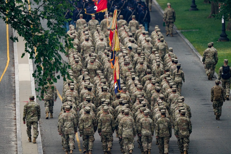Soldados desfilam durante uma parada militar em comemoração aos 250 anos do Exército dos Estados Unidos, em Washington — Foto: NATHAN HOWARD/ REUTERS
