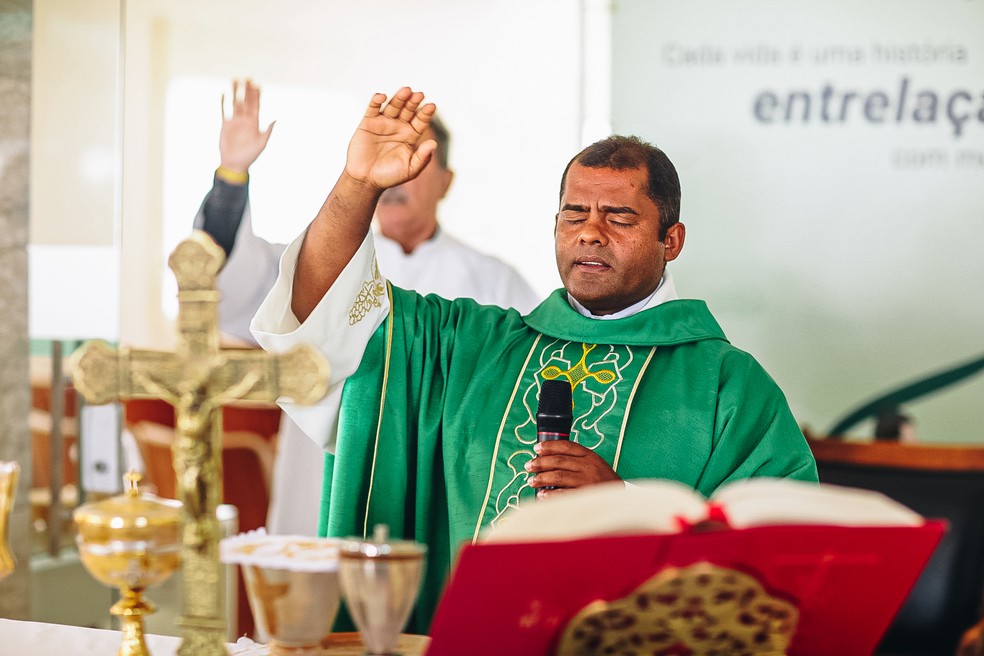 Missas foram celebradas nesta manhã em cemitérios na Grande Natal — Foto: Luana Tayze