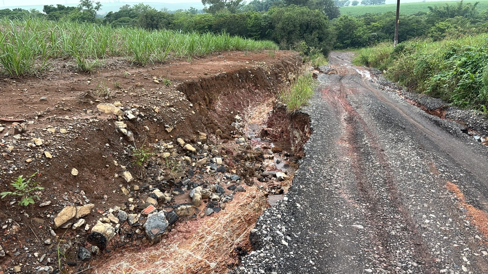 Região: Moradores denunciam estrada com crateras e lama entre Rio das Pedras e Saltinho; veja fotos