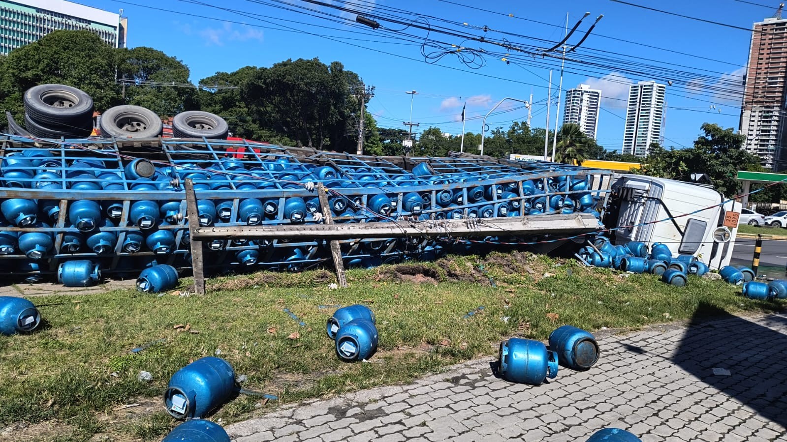 Caminhão com botijões de gás tomba em ponte do Recife e bate em poste; motorista tem traumatismo e é socorrido