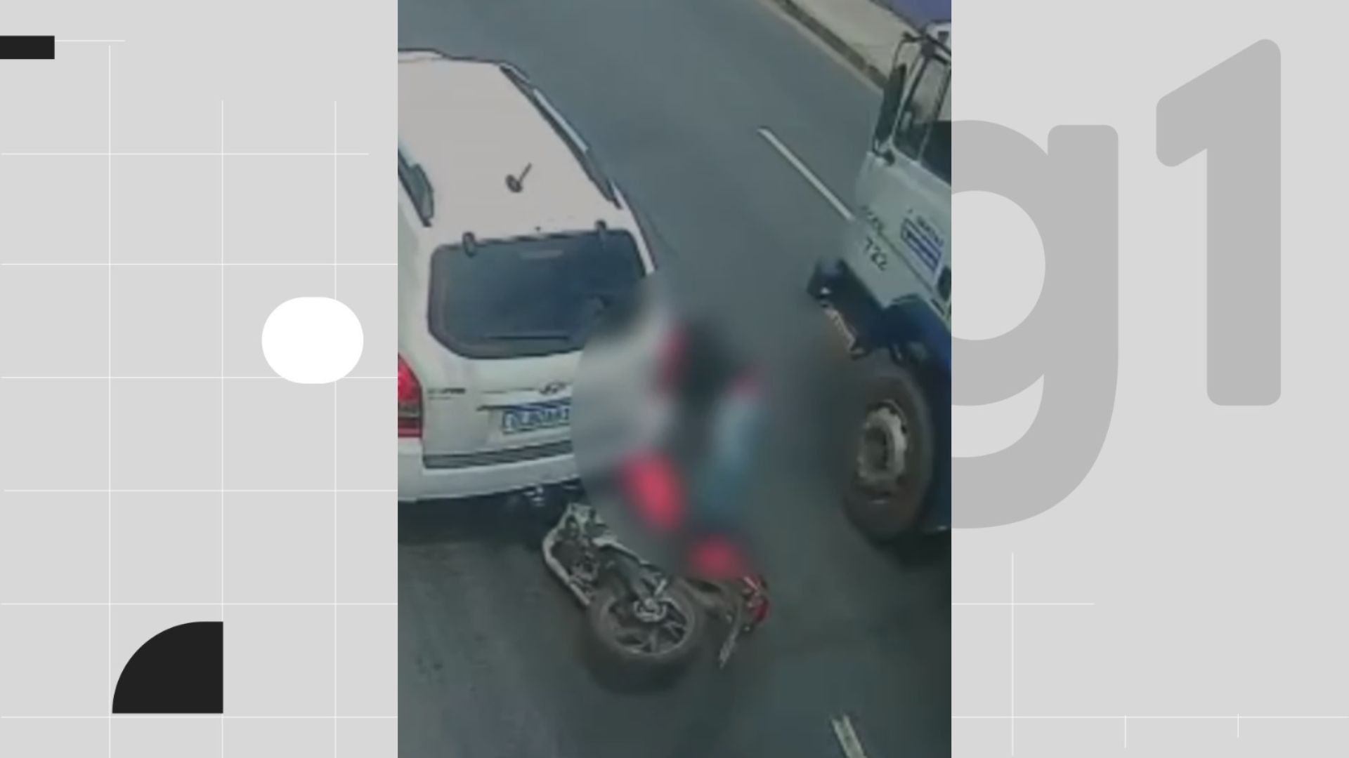 Motociclista morre após bater em carro estacionado, cair na pista e ser atropelado por caminhão; VÍDEO