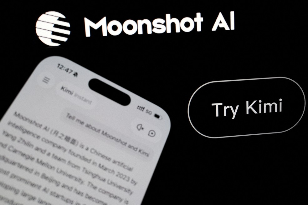 Logotipo da startup chinesa Moonshot AI ao lado do aplicativo Kimi exibido na tela de um celular, em imagem ilustrativa de 24 de julho de 2026. — Foto: REUTERS/Florence Lo/Ilustração/Foto de Arquivo/Foto de Arquivo
