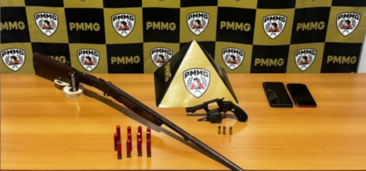 Duas armas, munições e moto adulterada são apreendidas em Carbonita