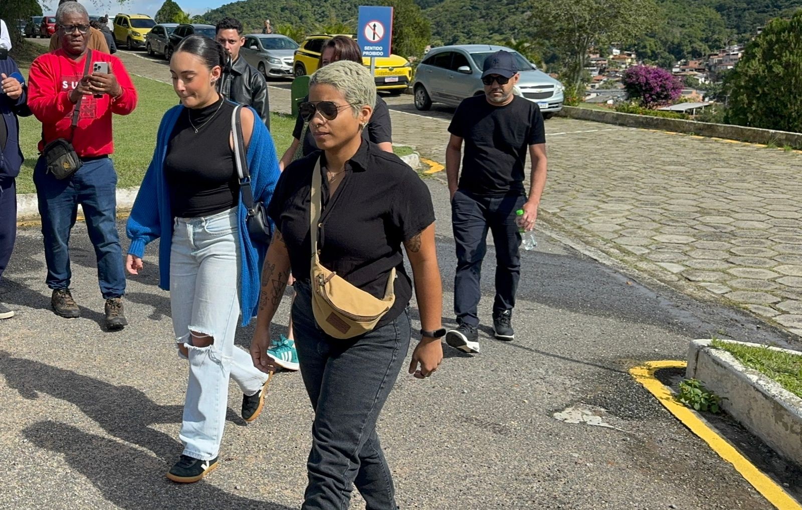Após velório, irmã de Juliana Marins diz que caçula a motivava: 'Ensinou a ir atrás dos sonhos'