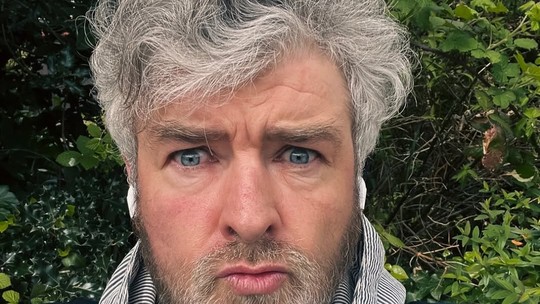 Irmão de Liam e Noel Gallagher, do Oasis, é acusado de estupro e agressão, diz jornal - Segundo o 'Telegraph', Paul Gallagher, de 59 anos, foi indiciado após uma investigação que começou ano passado.
