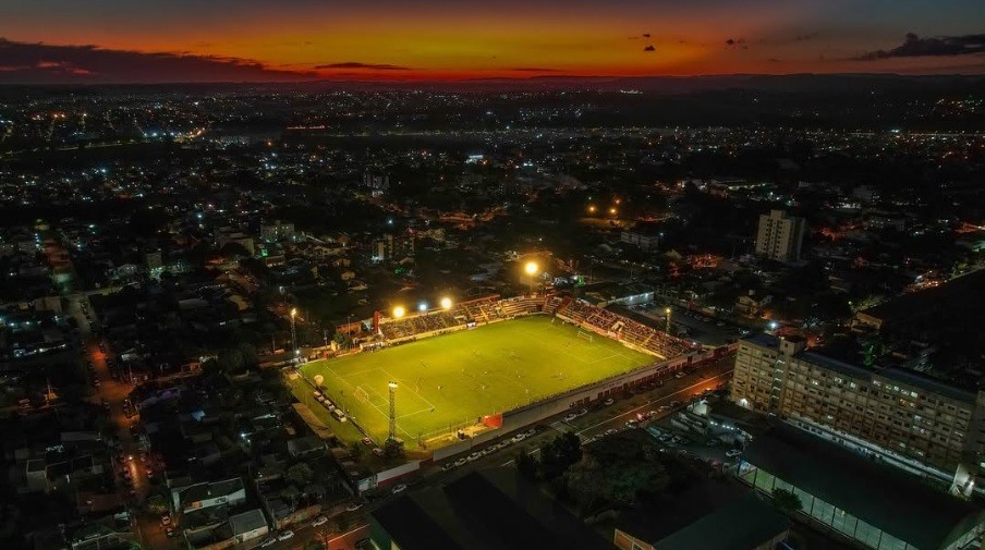 Motociclista é atingido por bola de futebol durante partida em estádio, cai e quebra a perna em Santa Maria