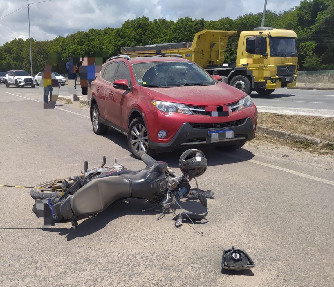 Motociclista de aplicativo é atropelado por carreta e morre após batida de carro na BR-232