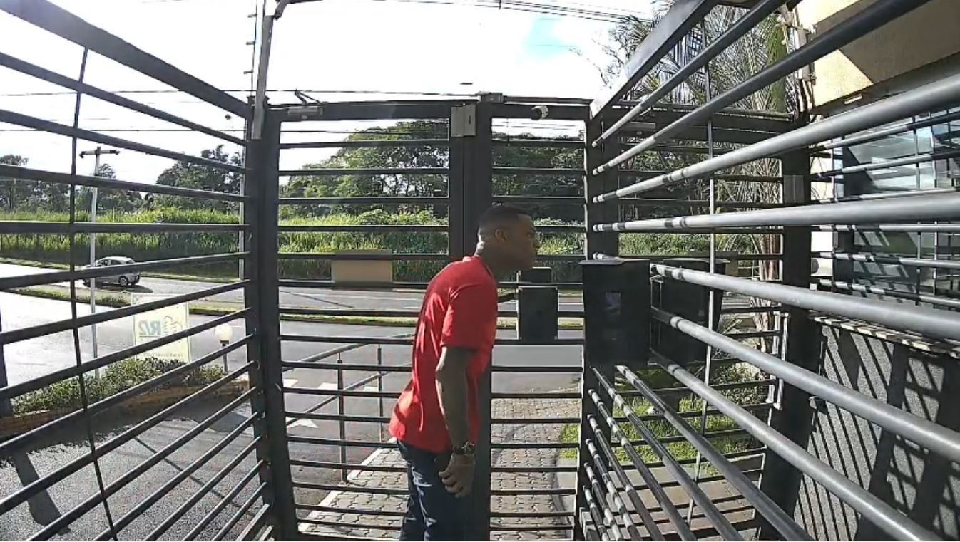 'Ela tem medo que ele apareça para terminar o que começou', diz advogada de jovem espancada por ex na portaria de condomínio