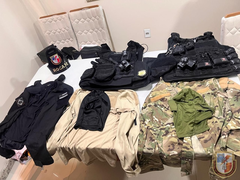 Coletes balísticos usados por policiais presos com mais de 70 kg de ouro em Manaus — Foto: Divulgação/PMAM