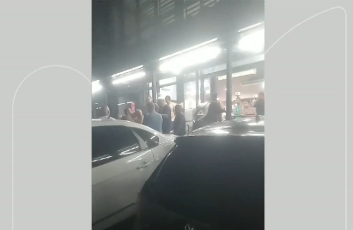 Vídeo mostra motorista de aplicativo sendo cercado por taxistas no mercado em Petrópolis