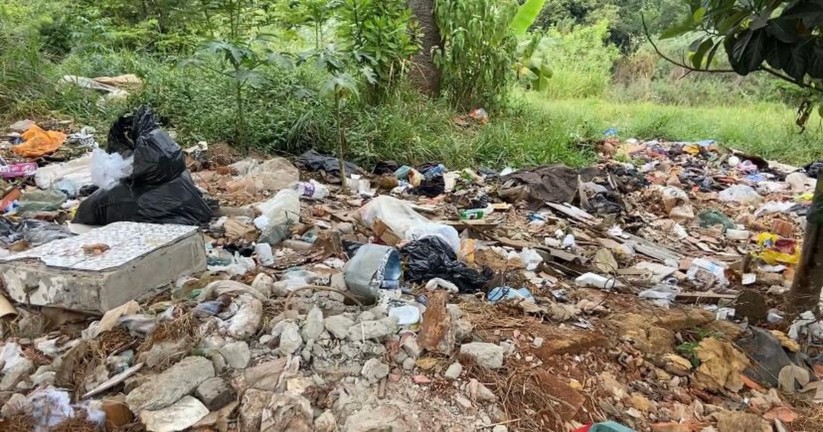 Mato 'por todos os lados', lixo e falta de iluminação: áreas de lazer acumulam sinais de abandono na periferia de Piracicaba