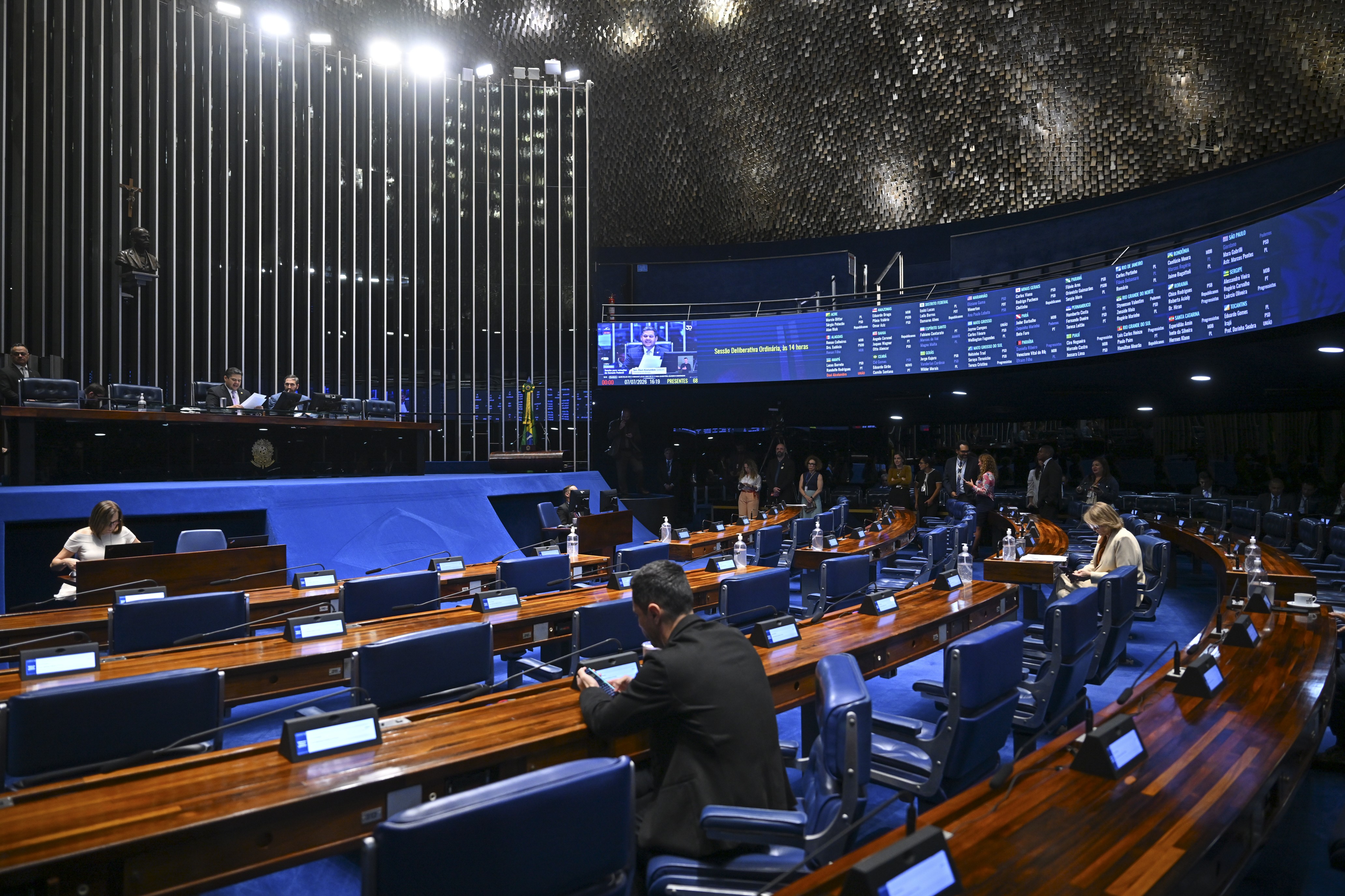 Senado aprova projeto que endurece penas por violência sexual digital contra crianças e adolescentes