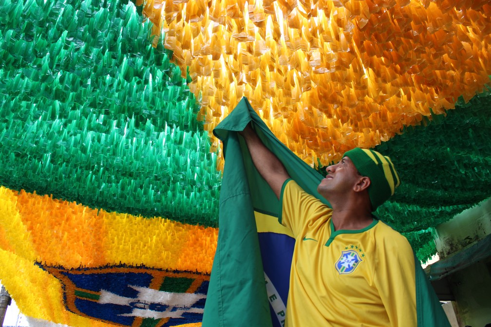 Menino de 5 anos cultiva paixão pela Seleção Brasileira e assiste jogos em  rua decorada para a Copa em Manaus, as