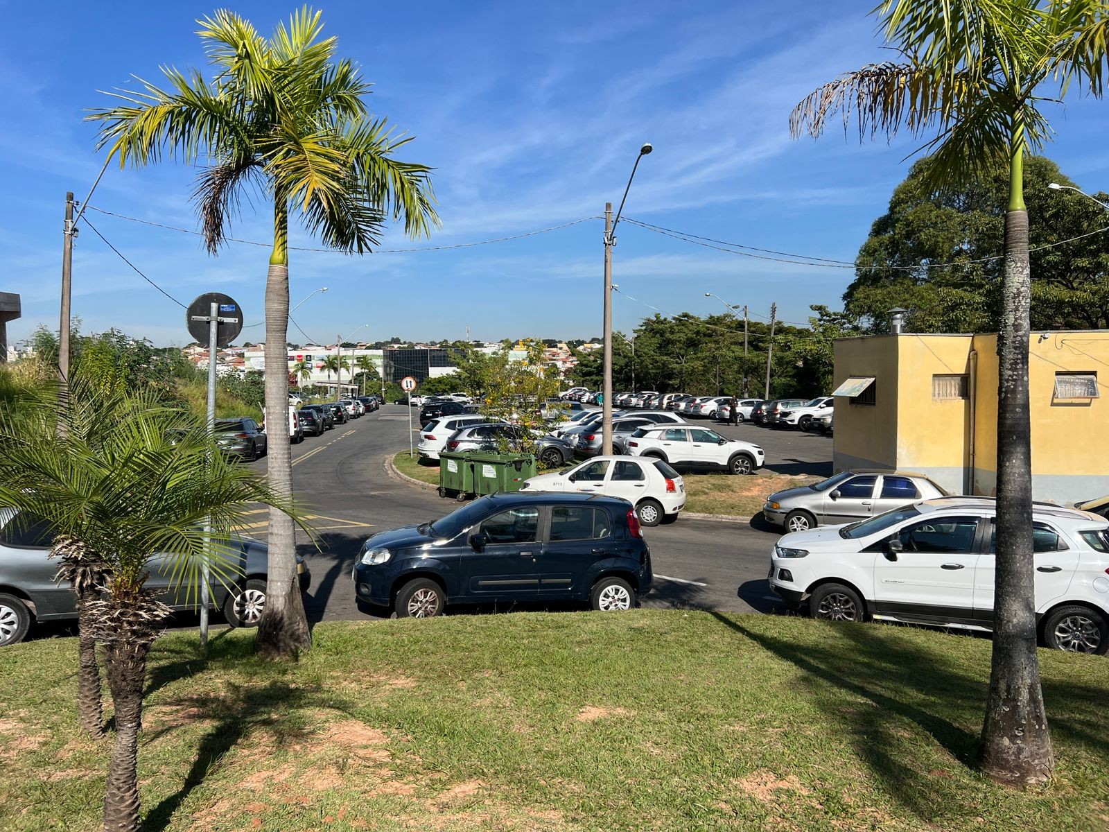 Após sequestro, estudantes de medicina reclamam de insegurança e faculdade paga vigia no estacionamento do Ouro Verde