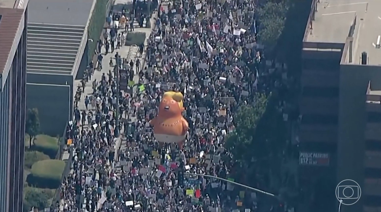 Em dia de desfile e aniversário, protestos contra Trump lotam ruas em cidades americanas