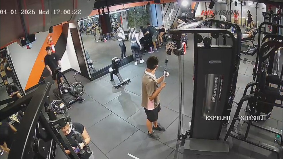 Jovem tem os dois joelhos quebrados após acidente em academia no DF — Foto: Reprodução