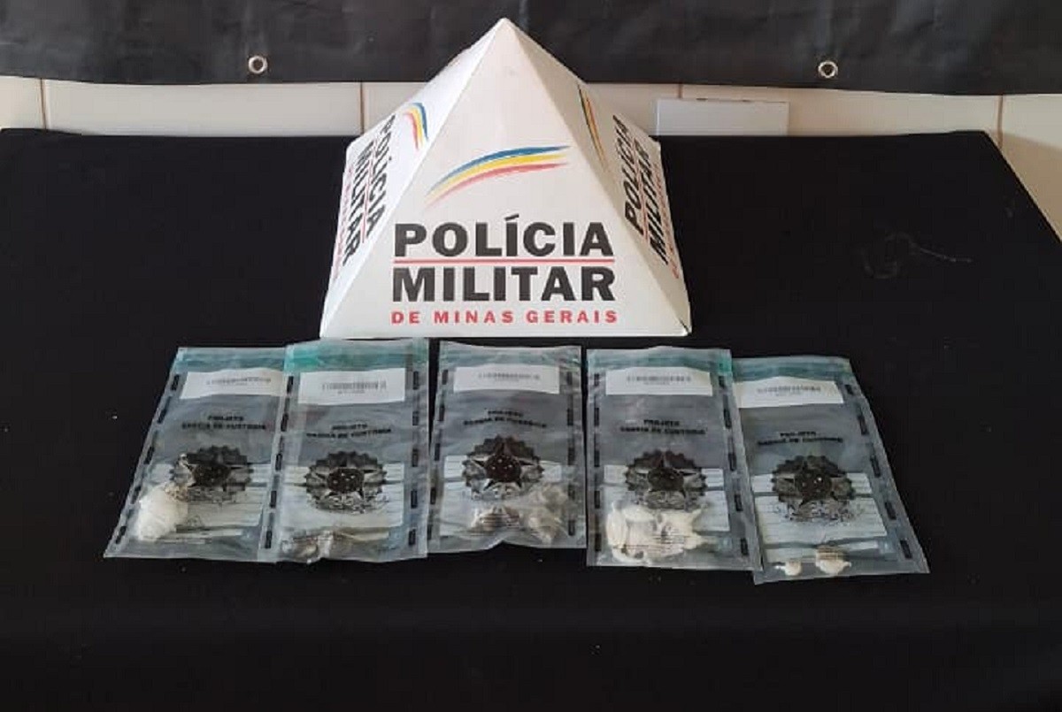 Mãe é presa por usar filho de 13 anos para vender drogas em MG