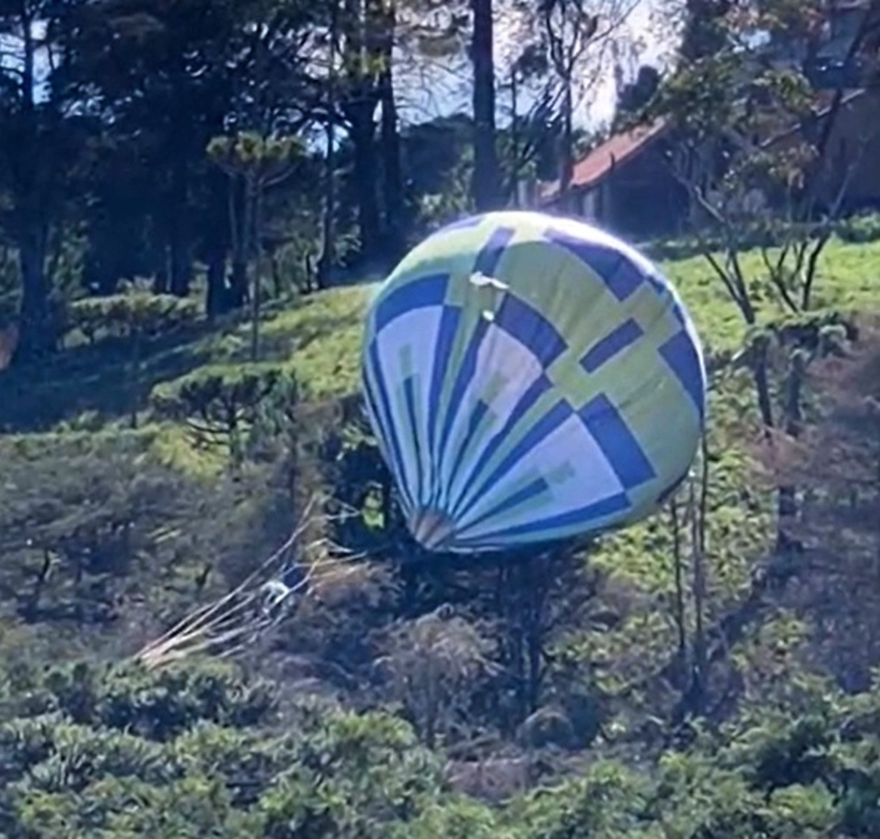 Balão cai em área de vegetação em Campos do Jordão e mobiliza equipe da Defesa Civil