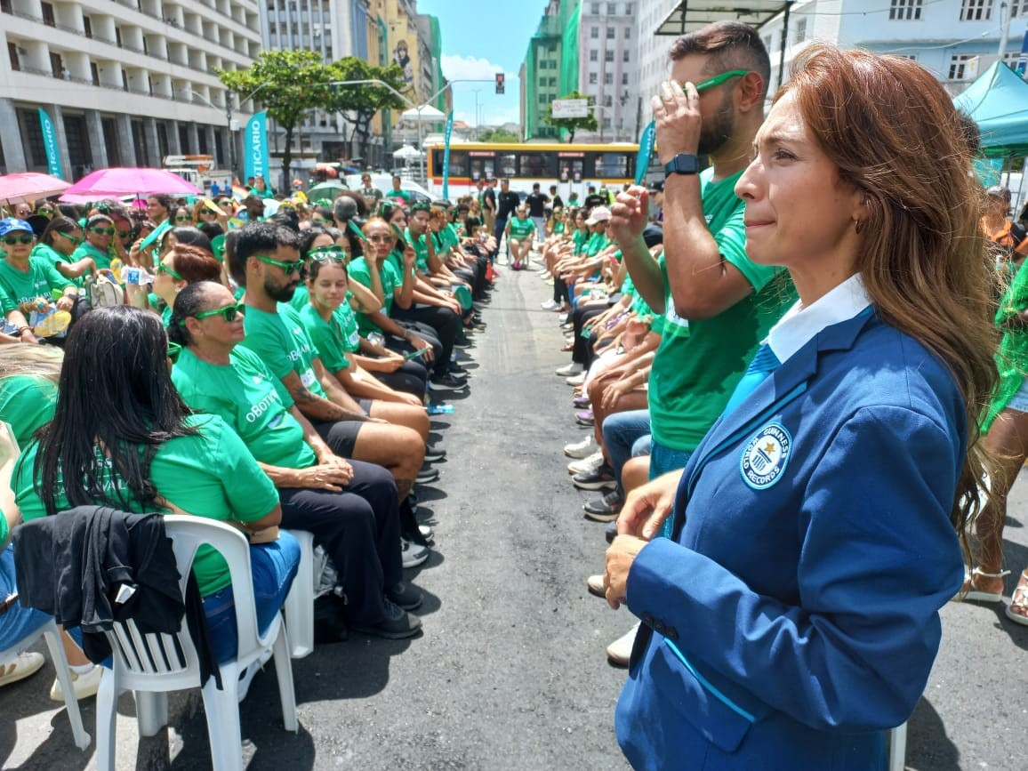 Recife entra no Guinness Book ao bater recorde de 'revezamento de aplicação de perfume'; entenda