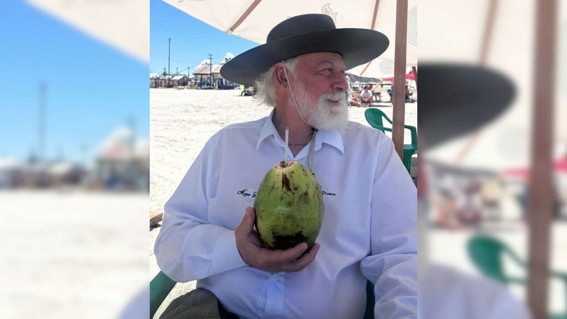 Cantor Mano Lima aparece pilchado e tomando água de coco na beira do praia; veja FOTO