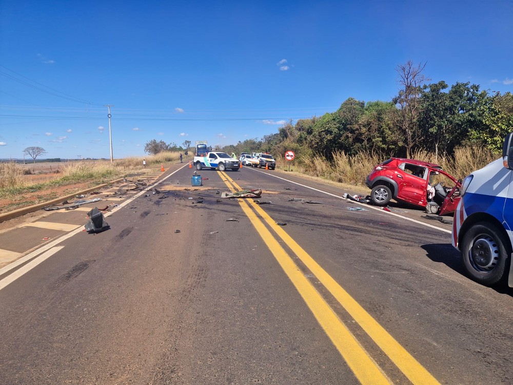 Mulher morre em acidente entre carro e carreta na MGC-452 em Uberlândia
