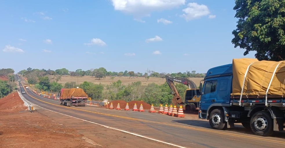 Seis meses após cratera de 40 metros se abrir, tráfego em trecho da BR-365 é liberado em Gurinhatã