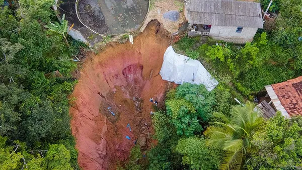 Cratera gigante assusta moradores de bairro de Maceió — Foto: Arquivo pessoal/Rodolfo Marcelo