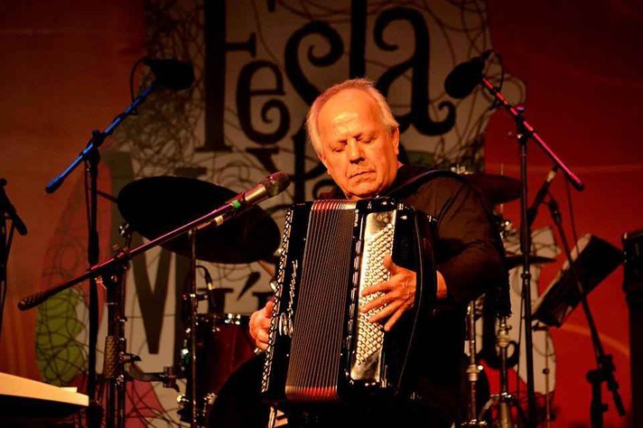 Morre músico Célio Balona aos 86 anos