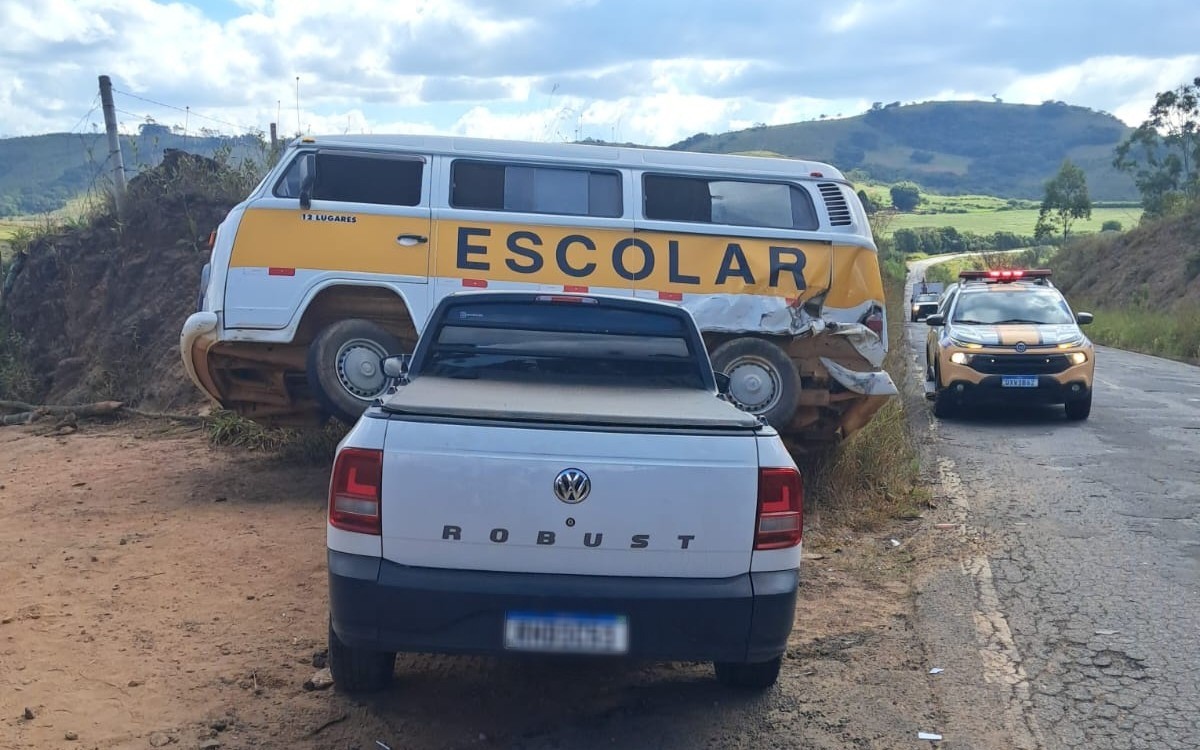 Acidente com kombi escolar deixa seis estudantes feridos na LMG-866 