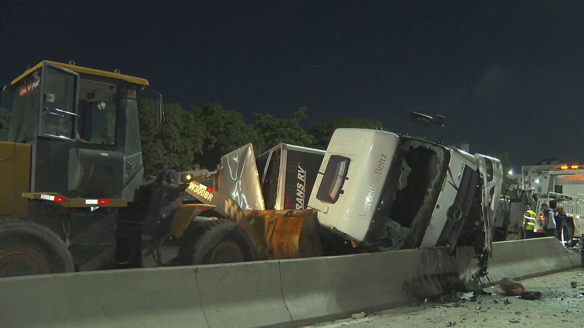 Carreta tomba e interdita Avenida Brasil; motorista conta que teve mal súbito