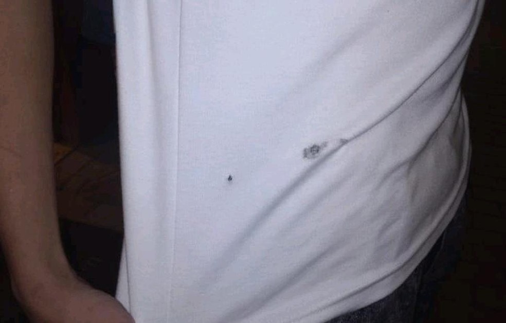 Amigo da vítima também foi alvo de disparo, mas tiro passou pela camiseta dele sem atingi-lo — Foto: Polícia Civil/ Divulgação