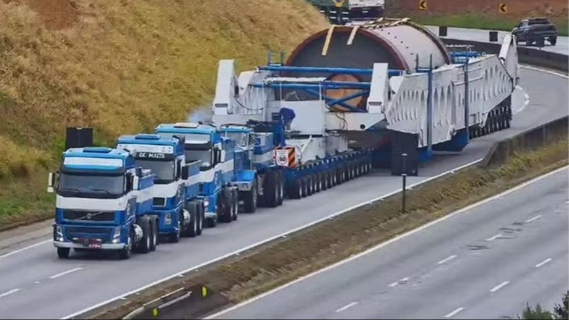 Carreta ‘gigante’ com carga de 636 toneladas cruza rodovias do Alto Paranaíba e pode causar lentidão; acompanhe a rota