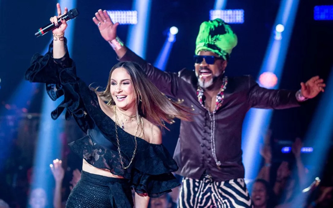 Carlinhos Brown sai em defesa de Claudia Leitte após polêmica por mudança em letra de música: 'Não é racista'